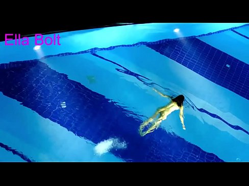 ❤️ Handikwanise kumira kuona, mudiki blonde akabatwa achishambira asina kupfeka muELLA BOLT resort pool Zvinonyadzisira ❤